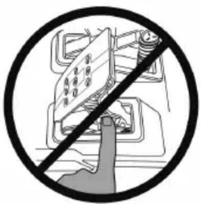 THRUSTMASTER T-LCM Pedals - Ostrzeżenie — ryzyko przytrzaśnięcia przez pedały podczas gry - 1