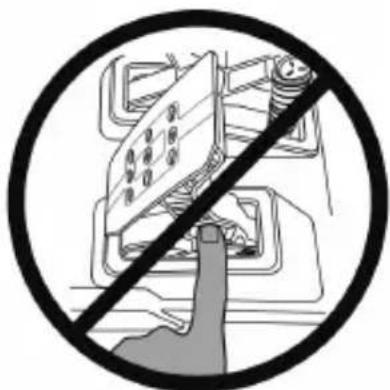 THRUSTMASTER T-LCM Pedals - Varoitus – poljinsetin puristusvaara peli-istuntojen aikana - 1