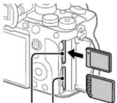 SONY Alpha A7S III - Sätt i minneskortet i fack 1. - 1