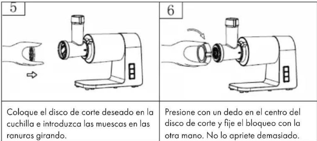5 6 Coloque el disco de corte deseado en la cuchilla e introduzca las muescas en las ranuras girando. Presione con un dedo en el centro del disco de corte y fije el bloqueo con la otra mano. No lo apriete demasiado.