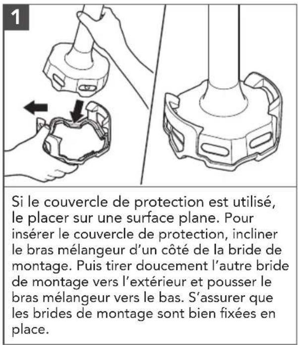Si le couvercle de protection est utilisé, le placer sur une surface plane. Pour insérer le couvercle de protection, incliner le bras mélangeur d'un côté de la bride de montage. Puis tirer doucement l'autre bride de montage vers l'extérieur et pousser le bras mélangeur vers le bas. S'assurer que les brides de montage sont bien fixées en place.