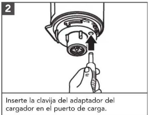 2 Inserte la clavija del adaptador del cargador en el puerto de carga.