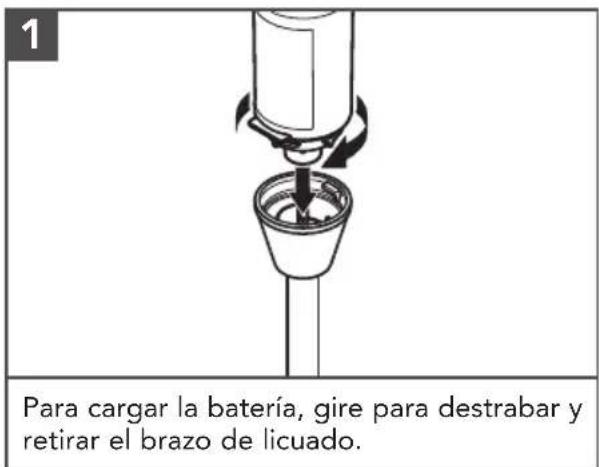 Para cargar la batería, gire para destrabar y retirar el brazo de licuado.