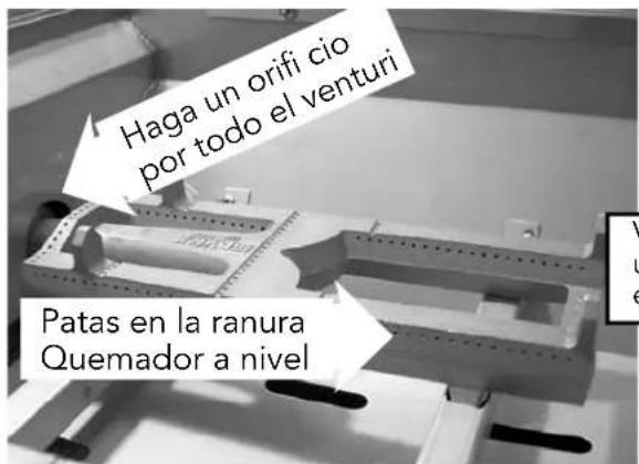 Haga un orifi cio por todo el venturi Patas en la ranura Quemador a nivel