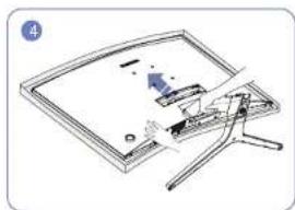 SAMSUNG C32R500FHU - Montering af soklen - 4