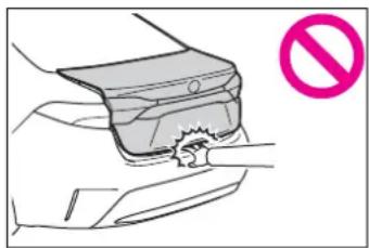 Illustration of a hand pressing down on a car seatbelt with a no-smoking symbol (no text or labels)