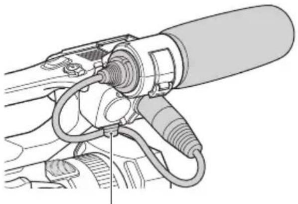 SONY HXR-NX80 - Ansluta mikrofonen (säljs separat) - 2