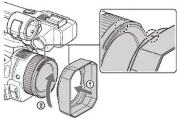 SONY HXR-NX80 - Sätta på motljusskyddet - 1