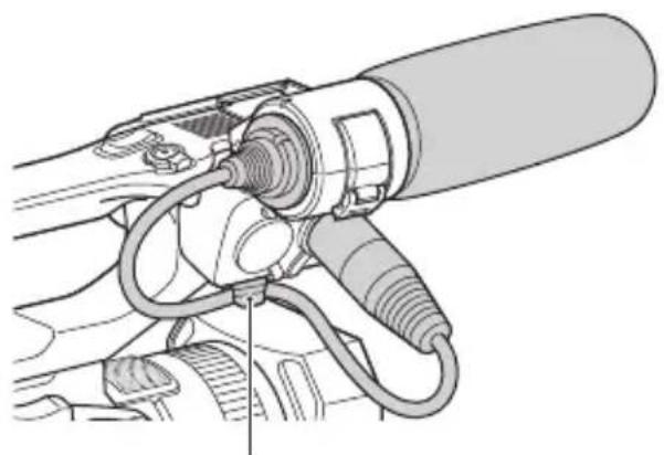 SONY HXR-NX80 - Mikrofonin (myydään erikseen) kiinnittäminen - 2
