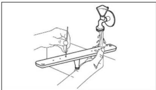 ELECTROLUX EEA22100L - Cleaning the lower spray arm - 2