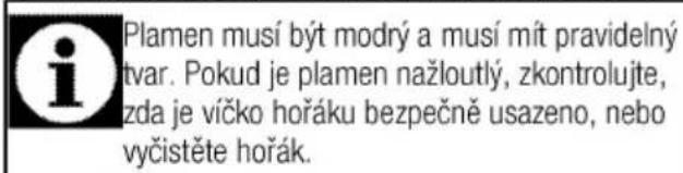 Plamen musí být modrý a musí mít pravidelný tvar. Pokud je plamen nažloutlý, zkontrolujte, zda je víčko hořáku bezpečně usazeno, nebo vyčistěte hořák.