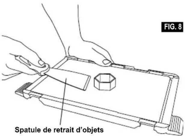 FIG. 8 Spatule de retrait d'objets