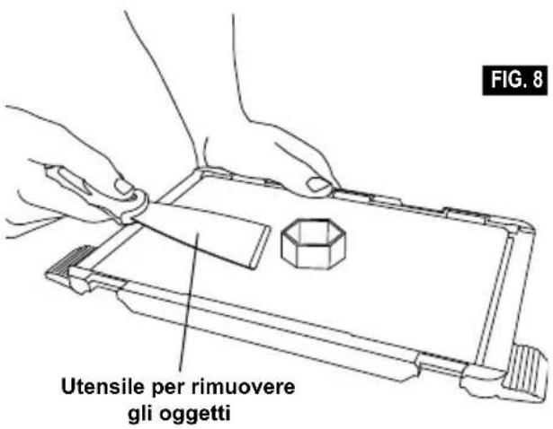 FIG. 8 Utensile per rimuovere gli oggetti