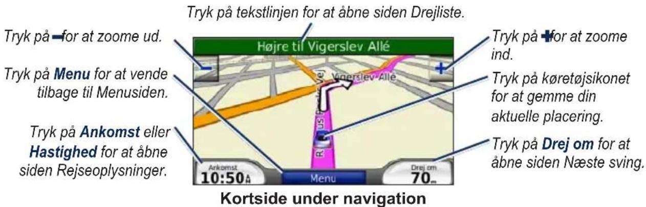 Tryk på tekstlinjen for at åbne siden Drejliste. Tryk på for at zoome ud. Tryk på Menu for at vende tilbage til Menusiden. Tryk på Ankomst eller Hastighed for at åbne siden Rejseoplysninger. Tryk på for at zoome ind. Tryk på køretøjsikonet for at gemme din aktuelle placering. Tryk på Drej om for at åbne siden Næste swing. Kortside under navigation