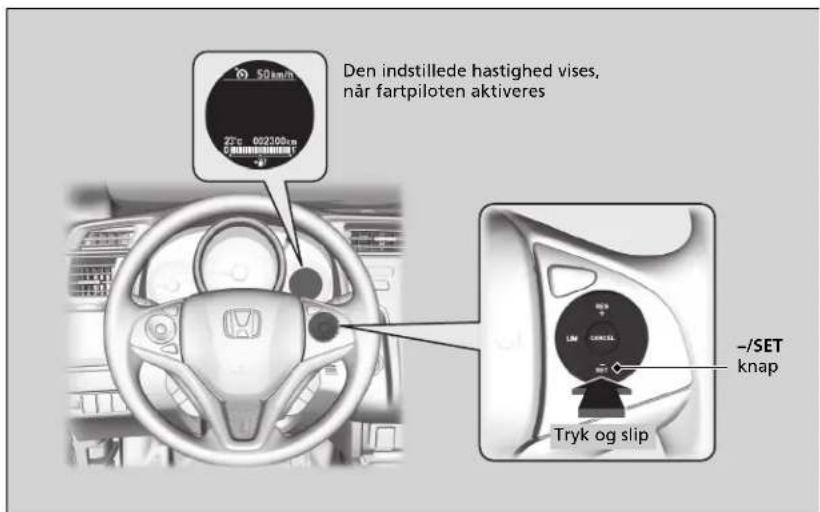 Den indstillede hastighed vises, når fartpiloten aktiveres 50 km/h 22°C 002100m -/SET knap Tryk og slip
