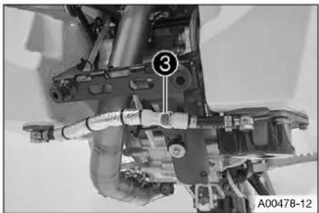 HUSQVARNA FR 450 Rally (2020) - Installing the front right fuel tank - 2