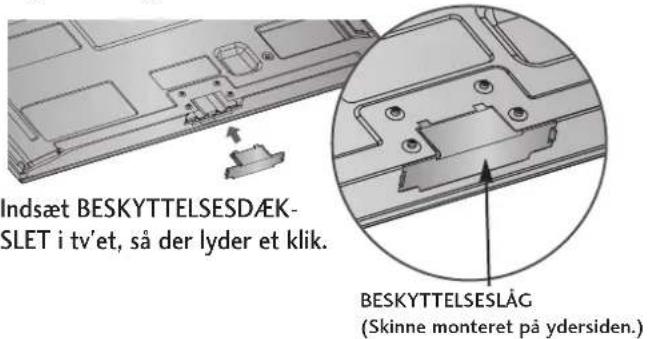 Indsæt BESKYTTELSESDÆK- SLET i tv'et, så der lyder et klik. BESKYTTELSESLÅG (Skinne monteret på ydersiden.)