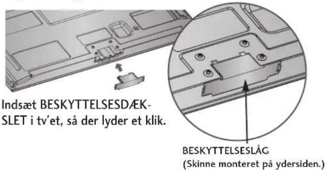 Indsæt BESKYTTELSESDÆK- SLET i tv'et, så der lyder et klik. BESKYTTELSESLÅG (Skinne monteret på ydersiden.)