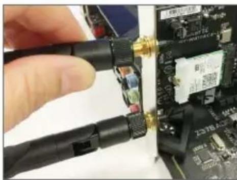 GIGABYTE GC-WB11ACD-I - Installing the Wi-Fi/Bluetooth Card・安装Wi-Fi/藍牙卡 安装Wi-Fi/蓝牙卡・Wi-Fi/Bluetoothカードを取り付ける - 4
