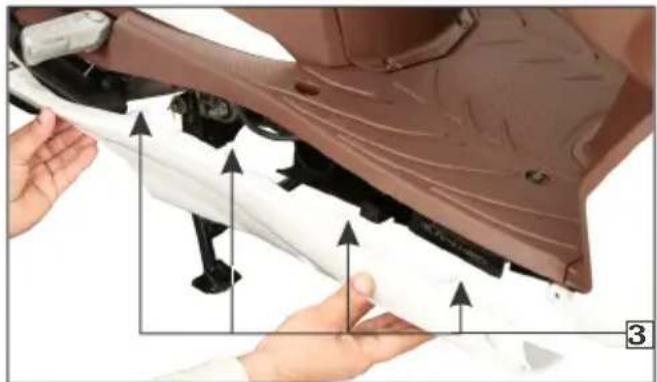 HERO Maestro Edge 125 (2020) - Right floor side cover Removal - 3