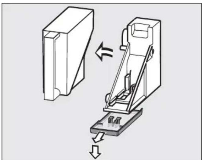 MIELE KFN 29493 DE edtcs - Vandbeholderen tages ud - 1
