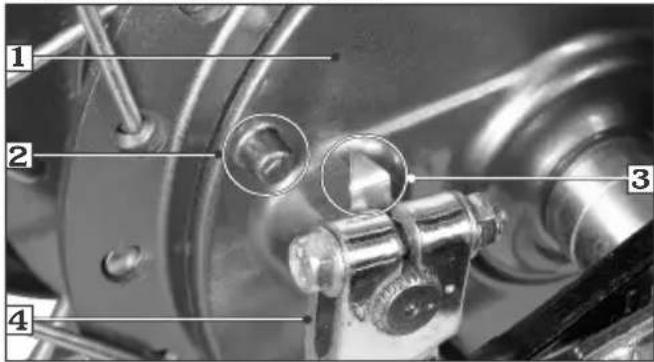 Technical diagram of a mechanical assembly with numbered components and circular annotations highlighting specific parts.