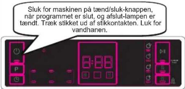 Sluk for maskinen på tænd/sluk-knappen, når programmet er slut, og afslut-lampen er tændt. Træk stikket ud af stikkontakten. Luk for vandhanen.