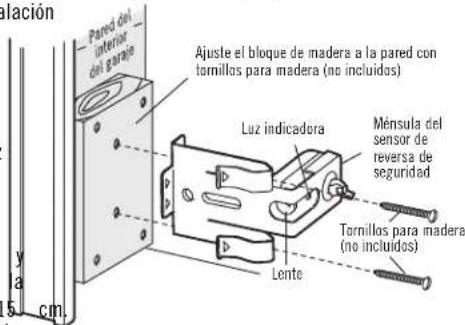 Pared del interior del garage Ajuste el bloque de madera a la pared con tornillos para madera (no incluidos) Luz indicadora Ménsula del sensor de reversa de seguridad Tornillos para madera (no incluidos) Lente y a cm.