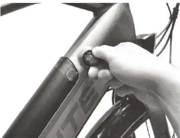 Biltema Yosemite 27-2224 - Sätt i/dra ut batteriet - 1
