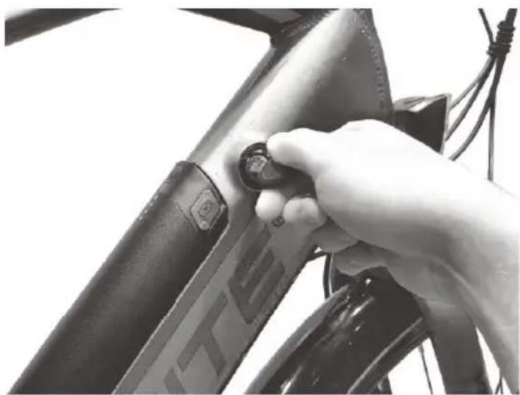 Biltema Yosemite 27-2224 - Isætning/udtagning af batteriet. - 1