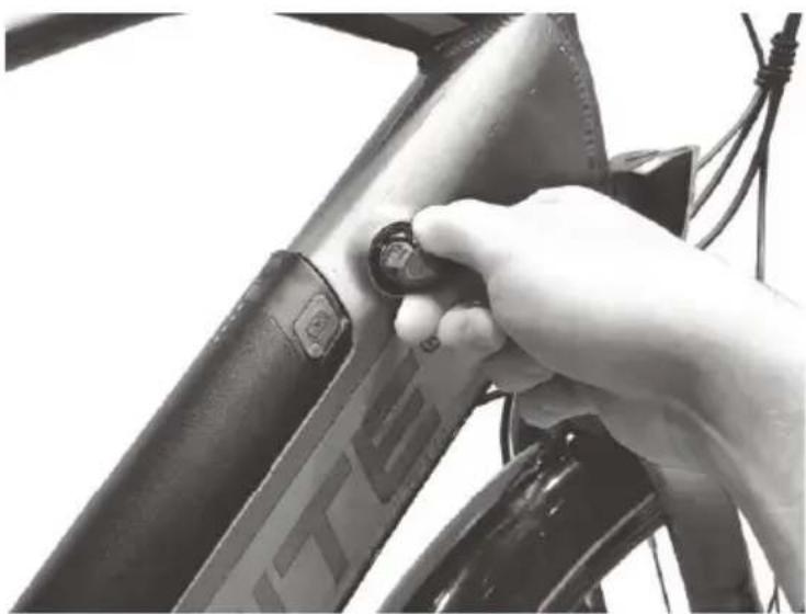 Biltema Yosemite 27-2223 - Isætning/udtagning af batteriet. - 1