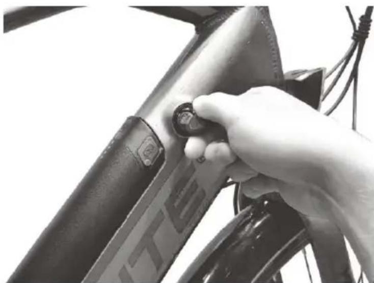 Biltema Yosemite 27-2223 - Sätt i/dra ut batteriet - 1