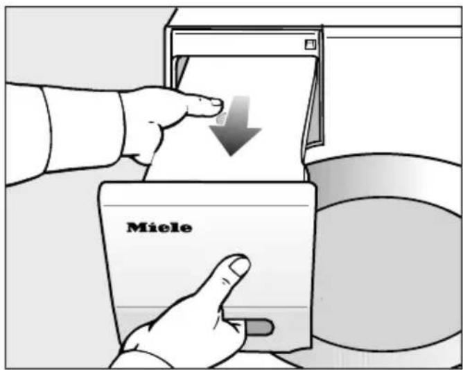 MIELE TSC223WP - Beholderen til kondensvand tømmes - 2