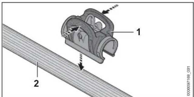 STIHL HTA 150.0 - Zamontować klamrę (HTA 160.0) - 1