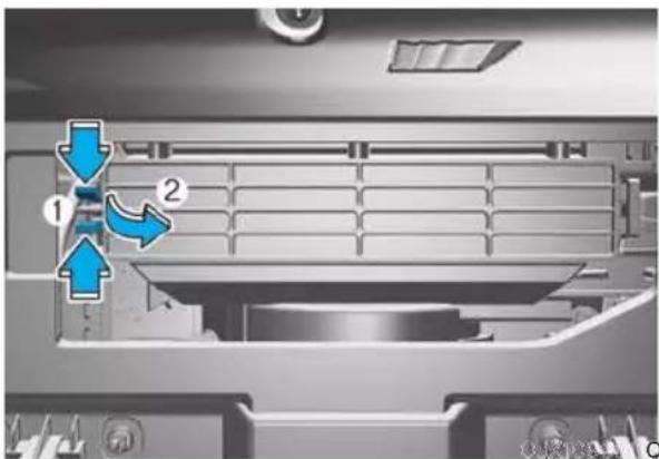 Diagram of a refrigerant air duct system with labeled components and airflow direction arrows
