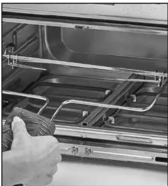 PowerXL SmartSynx TO68D5-2SPTV - Removing the Rotisserie Spit - 2