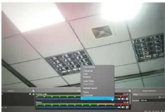 Screenshot of a video editing software interface showing timeline, playback controls, and a context menu with Chinese options.