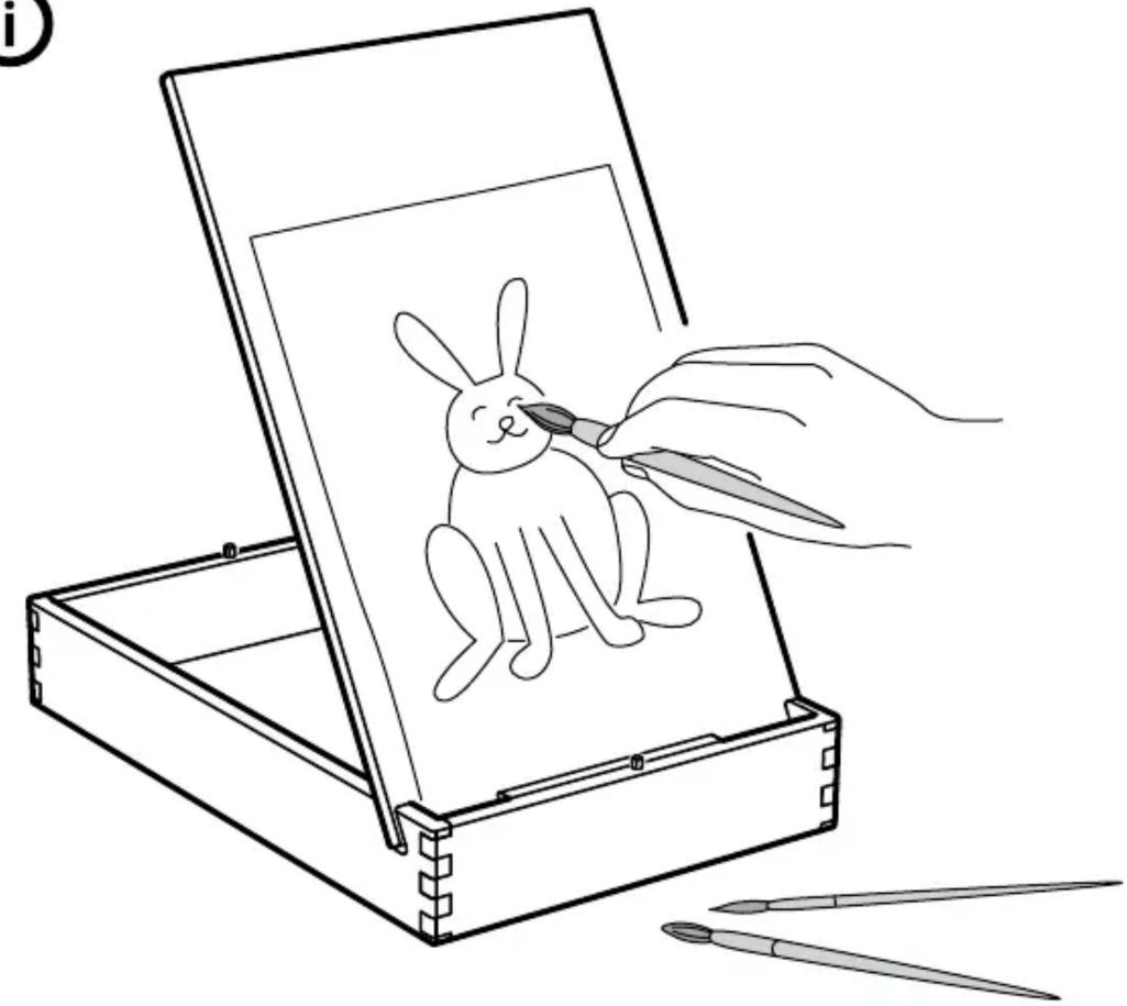 Linienskizze eines Hasen auf einer Staffelei mit einer Hand, die den Bleistift hält, kein Text oder Symbole vorhanden