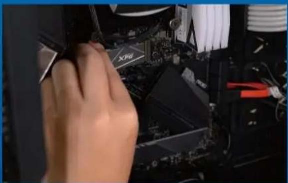 ADATA LEGEND 970 Pro - 2.НАЙДИТЕ СЛОТ РСІЕМ.2И ПРОВЕРЬТЕ НАЛИЧИЕ В НЕМ ВИНТОВ - 1