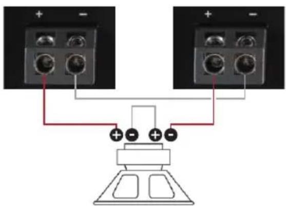 Diagram showing two identical electrical connectors connected to a terminal with four battery terminals and three positive charges, labeled in Chinese.