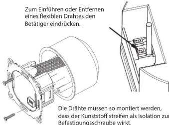 Zum Einführen oder Entfernen eines flexiblen Drahtes den Betätiger eindrücken. Die Drähte müssen so montiert werden, dass der Kunststoff streifen als Isolation zur Befestigungsschraube wirkt.