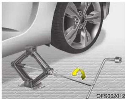 HYUNDAI Velostar (2012) - WARNING - Changing a tire - 3