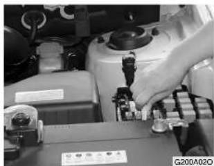 HYUNDAI Santa FE (2000) - CHECKING THE BATTERY - 1