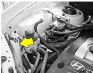 HYUNDAI Santa FE (2000) - FILLING THE WASHER RESERVOIR - 1