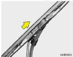HYUNDAI Santa FE (2000) - Replacing the Wiper Blades - 5