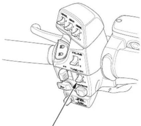 Honda Gold Wing Airbag (2012) - Playing an iPod - 6