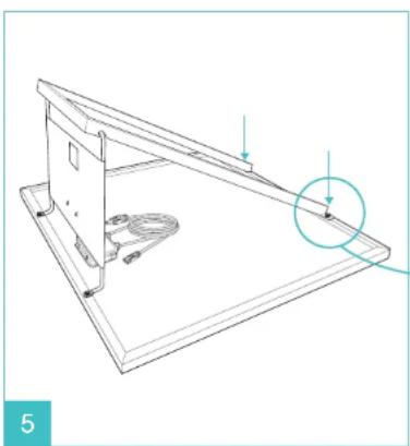 Drehen Sie das fertig montierte Solarmodul vorsichtig um.
