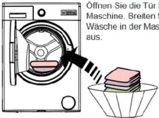 Öffnen Sie die Tür der Maschine. Breiten Sie die Wäsche in der Maschine aus.