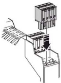 SCHNEIDER XPSMCMDO0004 - Abnehmen einer E/A-Klemmenleiste - 2