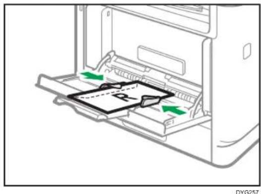 RICOH M 320FB - Schieben Sie die Seitenanschläge nach außen, laden Sie die Umschläge mit der Druckseite nach oben ein und schieben Sie sie bis zum Anschlag hinein. - 1